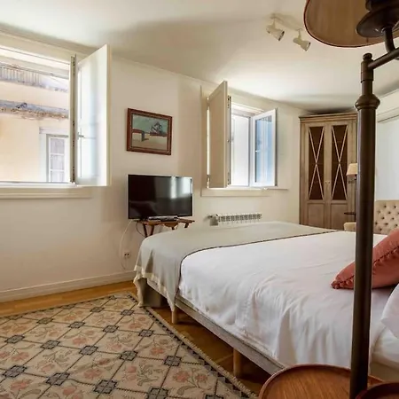 Historical 3 Bedroom Duplex In Lisbon