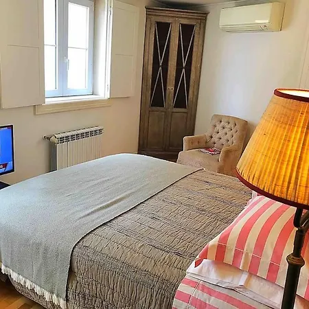 Historical 3 Bedroom Duplex In Lisbon