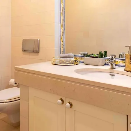 Apartment Historical 3 Bedroom Duplex In