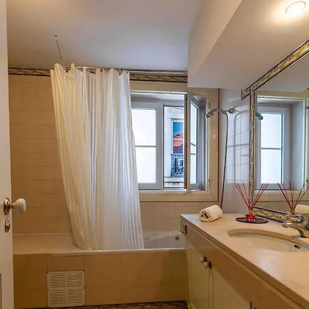 Apartment Historical 3 Bedroom Duplex In