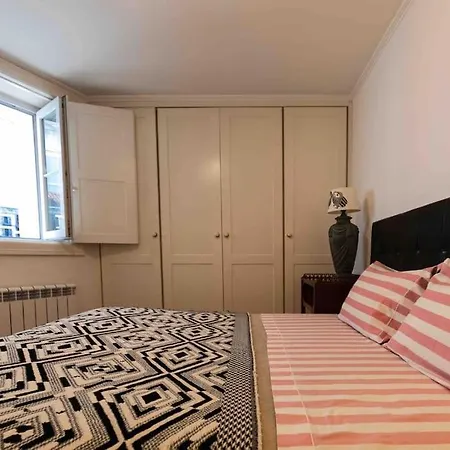 Historical 3 Bedroom Duplex In Apartmán